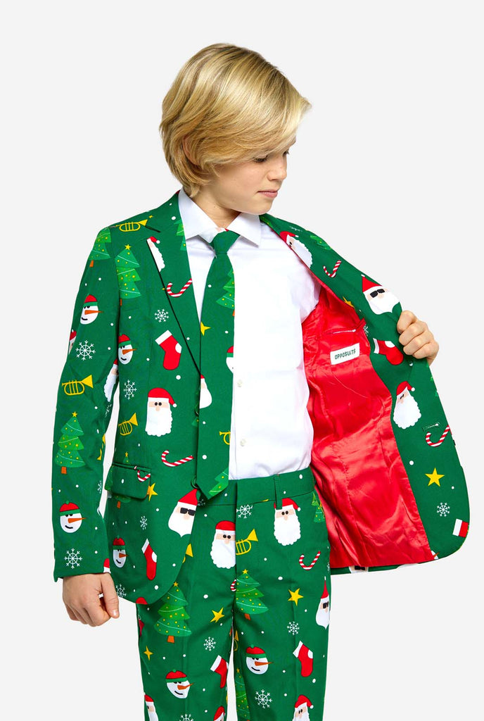 Teenager im grünen Weihnachtsanzug für Teenager mit Weihnachtssymbolen.