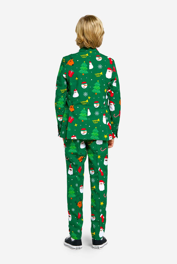 Teenager im grünen Weihnachtsanzug für Teenager mit Weihnachtssymbolen.