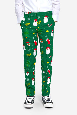 Teenager im grünen Weihnachtsanzug für Teenager mit Weihnachtssymbolen.