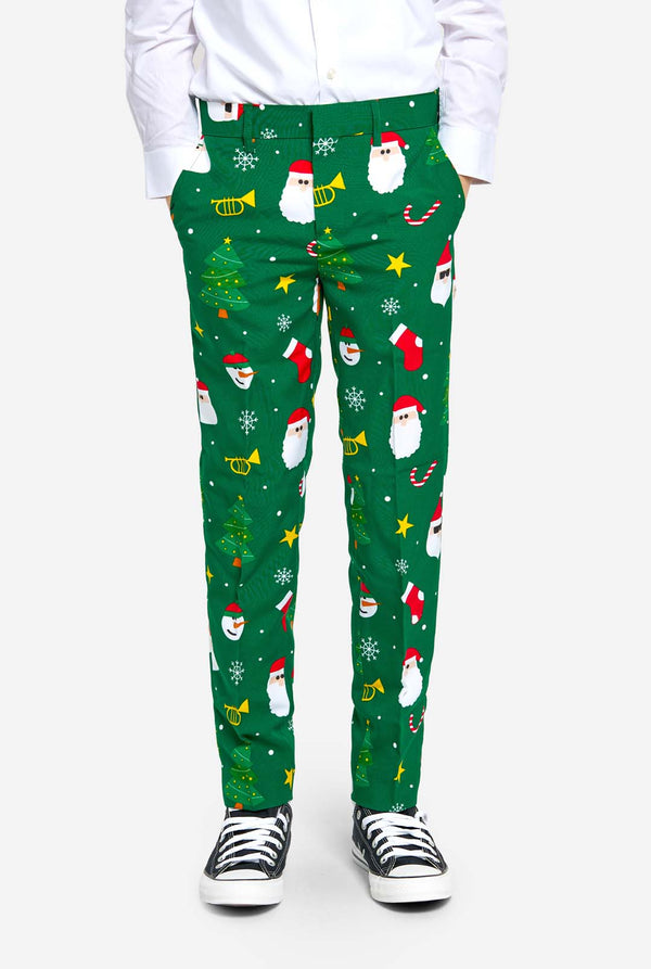 Teenager im grünen Weihnachtsanzug für Teenager mit Weihnachtssymbolen.