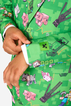 Ein Teenager in einem leuchtend grünen Minecraft-Anzug mit ikonischen Charakteren, darunter Creepers und Steve – Nahaufnahme der Ärmel