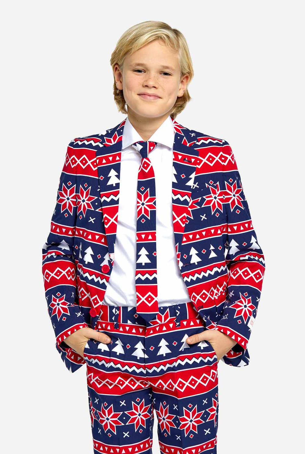 Teenager trägt einen Weihnachtsanzug mit nordischem Muster.