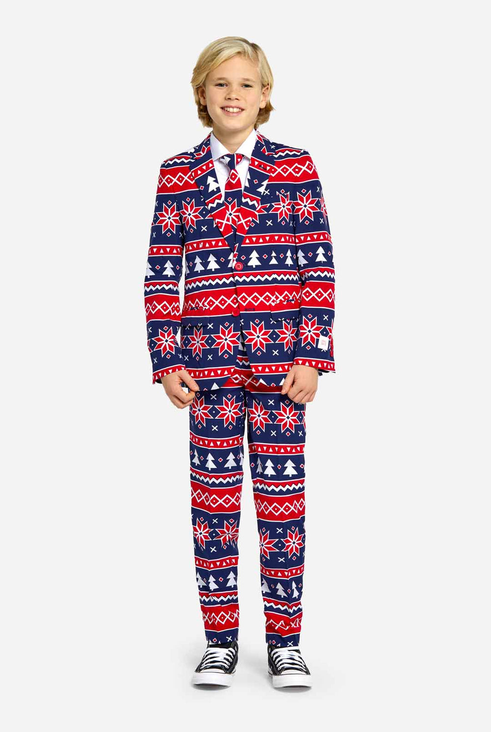 Teenager trägt einen Weihnachtsanzug mit nordischem Muster.