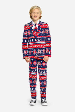 Teenager trägt einen Weihnachtsanzug mit nordischem Muster.