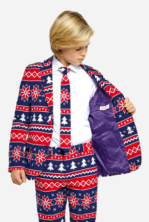 Teenager trägt einen Weihnachtsanzug mit nordischem Muster.