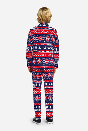 Teenager trägt einen Weihnachtsanzug mit nordischem Muster.