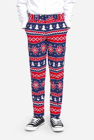 Teenager trägt einen Weihnachtsanzug mit nordischem Muster.