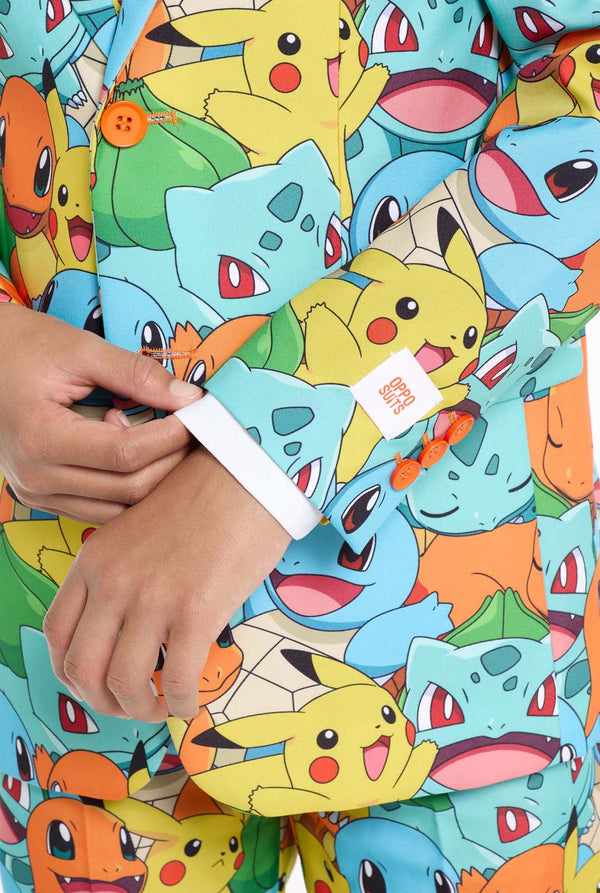 Teenager, der formelle Multi -Farbanzüge mit Pokemon -Druck trägt