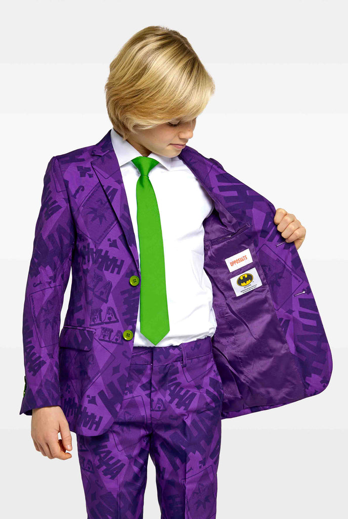 Teenager trägt lila Jungenanzüge mit dem Joker-Batman-Motiv