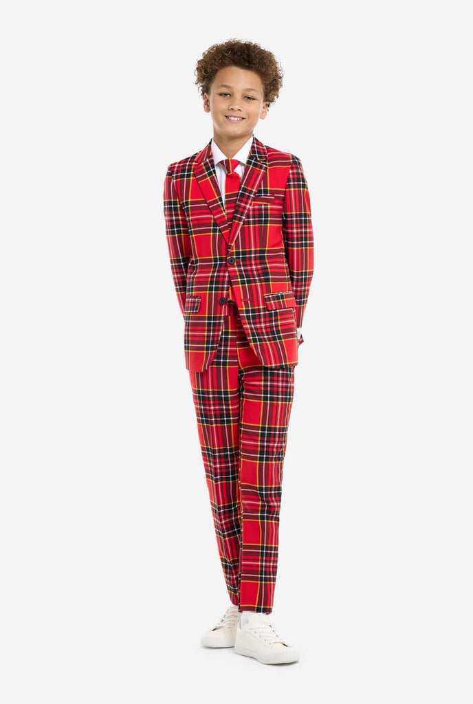 Teenager, der rote Tartan -Weihnachtsanzug trägt