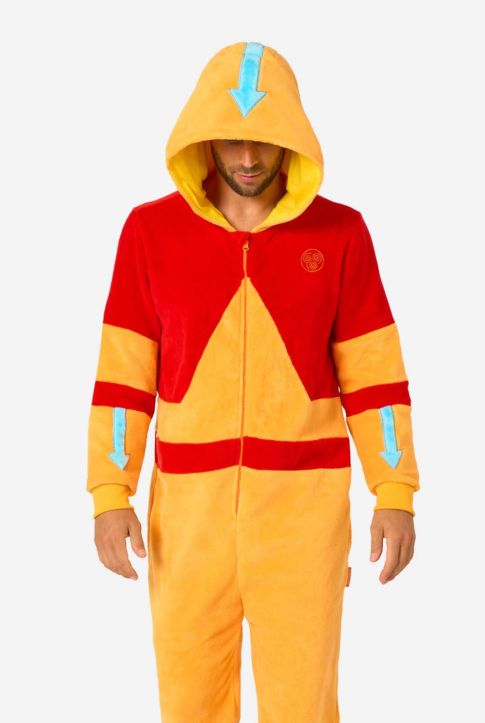 Mann trägt einen Aang-onesie für Erwachsene.
