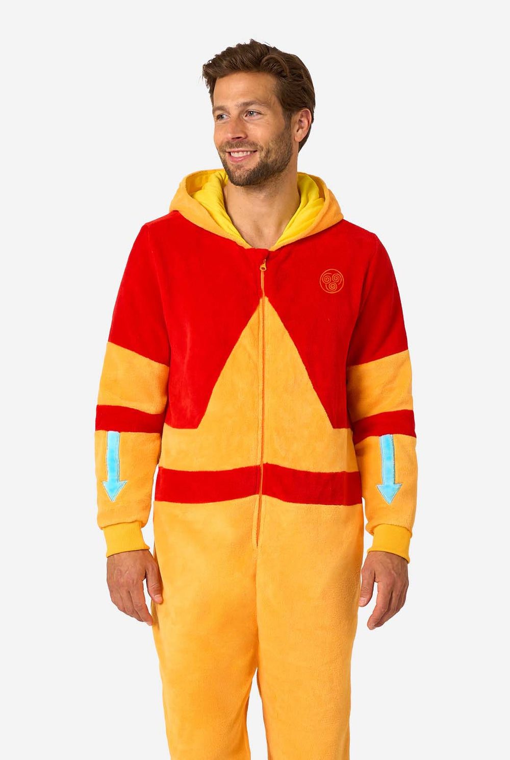 Mann trägt einen Aang-onesie für Erwachsene.