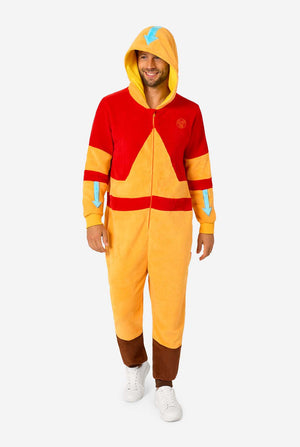 Mann trägt einen Aang-onesie für Erwachsene.