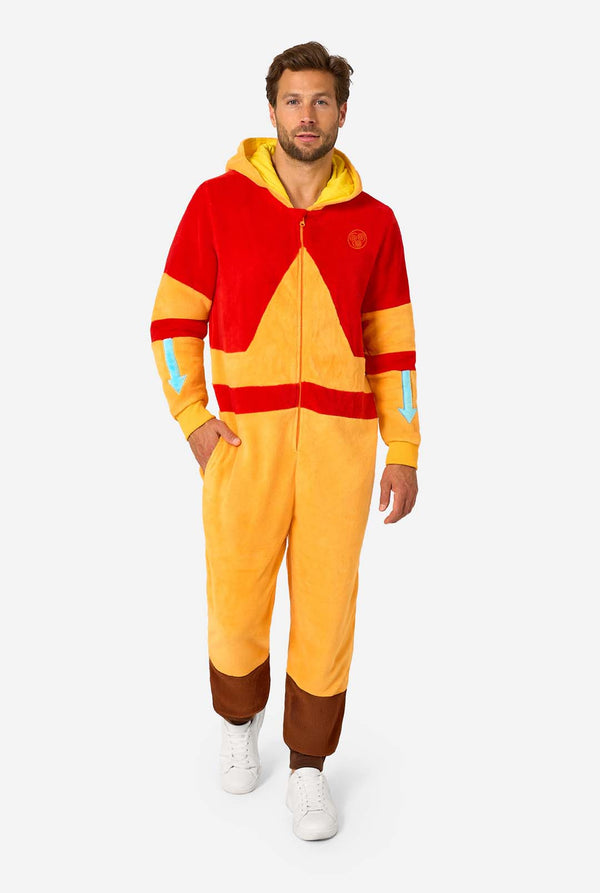 Mann trägt einen Aang-onesie für Erwachsene.