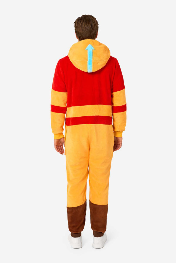 Mann trägt einen Aang-onesie für Erwachsene.