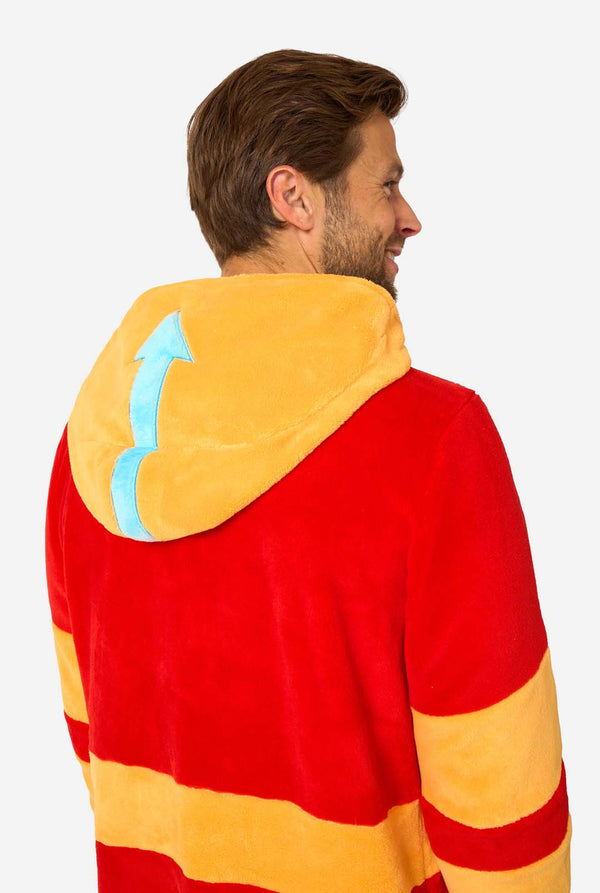 Mann trägt einen Aang-onesie für Erwachsene.