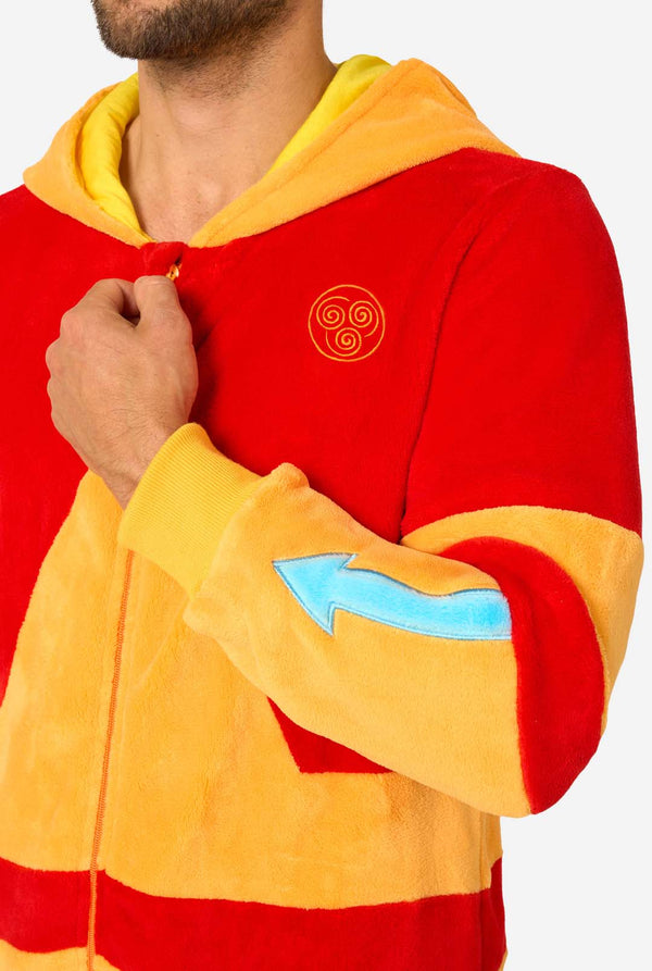 Mann trägt einen Aang-onesie für Erwachsene.