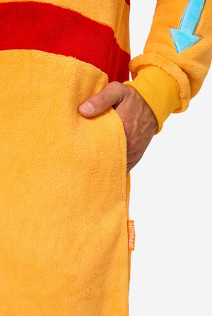 Mann trägt einen Aang-onesie für Erwachsene.