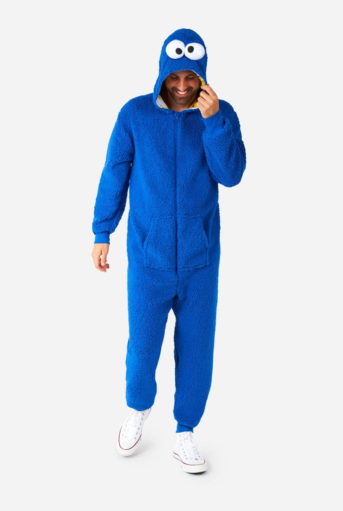 Mann trägt blauen Plüsch-Krümelmonster-Strampler