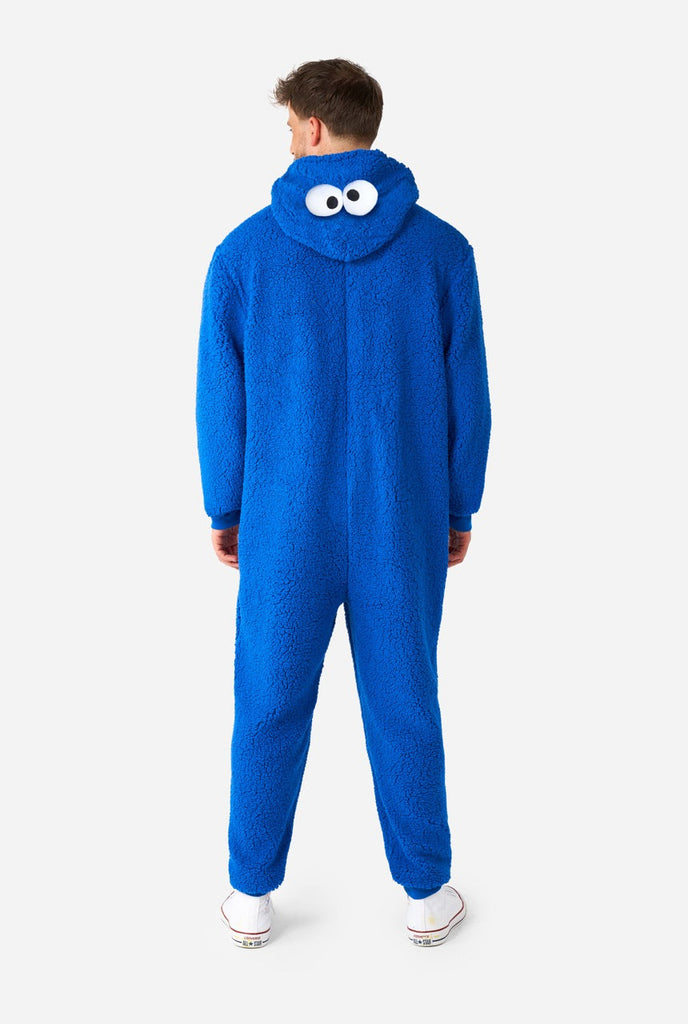 Mann trägt blauen Plüsch-Krümelmonster-Strampler, Blick von hinten