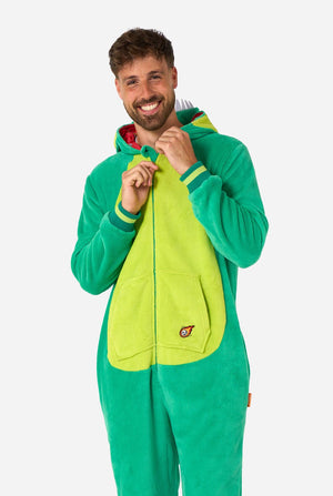 Ein Mann trägt einen grünen Dinosaurier-Onesie für Erwachsene mit verspielten Kapuzendetails und kuscheligem, weichem Material – perfekt zum Entspannen oder für Kostümpartys. Er lächelt in die Kamera und hat die Kapuze auf dem Rücken.