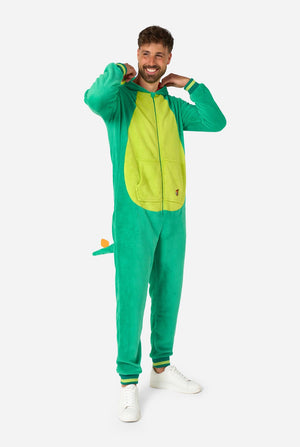 Ein Mann trägt einen grünen Dinosaurier-Onesie für Erwachsene mit verspielten Kapuzendetails und kuscheligem, weichem Material, perfekt zum Entspannen oder für Kostümveranstaltungen. Ganzkörperbild mit der Kapuze auf dem Rücken.