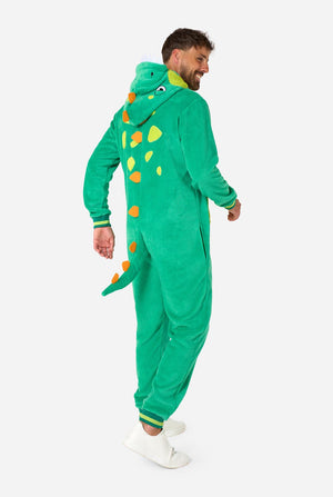 Ein Mann trägt einen grünen Dinosaurier-Onesie für Erwachsene mit verspielten Kapuzendetails und kuscheligem, weichem Material, perfekt zum Entspannen oder für Kostümveranstaltungen. Er steht seitlich und zeigt die Rückseite des Onesies.