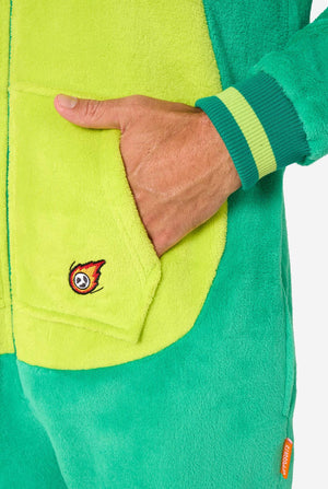 Ein Mann trägt einen grünen Dinosaurier-Onesie für Erwachsene mit verspielten Kapuzendetails und kuscheligem, weichem Material, perfekt zum Entspannen oder für Kostümveranstaltungen. Nahaufnahme der Kängurutasche.