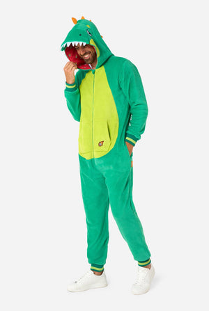 Ein Mann trägt einen grünen Dinosaurier-Onesie für Erwachsene mit verspielten Kapuzendetails und kuscheligem, weichem Material – perfekt zum Entspannen oder für Kostümpartys. Er steht seitlich und hält die Kapuze mit einer Hand über dem Kopf. Ganzkörperfoto.