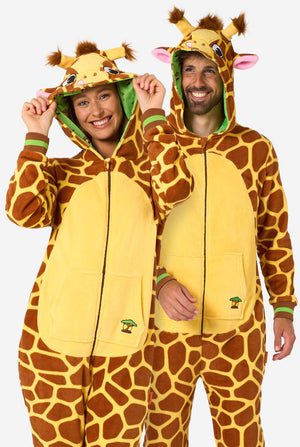 Ein lächelnder Mann und eine lächelnde Frau tragen einen braunen und gelben Onesie für Erwachsene in Form einer Giraffe. Der Strampler hat eine Kapuze, die einem Giraffenkopf ähnelt, und Giraffendetails, perfekt zum gemütlichen Faulenzen oder für Kostümpartys. 