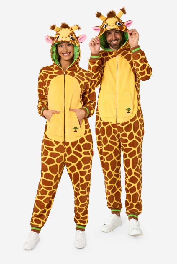 Ein lächelnder Mann und eine lächelnde Frau tragen einen braunen und gelben Onesie für Erwachsene in Form einer Giraffe. Der Strampler hat eine Kapuze, die einem Giraffenkopf ähnelt, und Giraffendetails, perfekt zum gemütlichen Faulenzen oder für Kostümpartys. Ganzkörper-Abbildung.