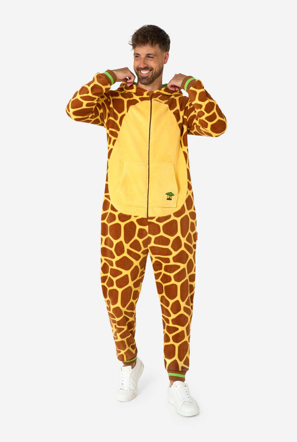Ein lächelnder Mann trägt einen braun-gelben Erwachsenen-Onesie in Giraffenform. Der Onesie hat eine Kapuze in Giraffenkopf-Optik und Giraffendetails – perfekt zum gemütlichen Entspannen oder für Kostümpartys. Ganzkörperbild mit heruntergelassener Kapuze.
