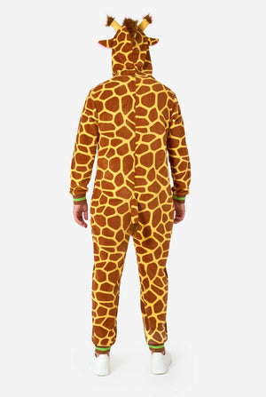 Ein lächelnder Mann trägt einen braun-gelben Erwachsenen-Onesie in Giraffenform. Der Onesie hat eine Kapuze in Giraffenkopf-Optik und Giraffendetails – perfekt für gemütliches Faulenzen oder Kostümpartys. Ganzkörperfoto der Rückseite des Onesies.