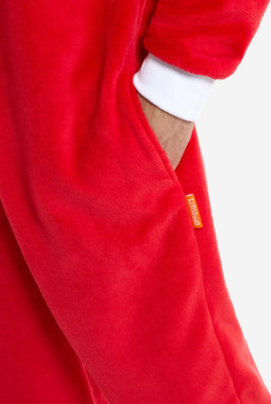 Eine Person trägt einen leuchtend roten Knuckles the Echidna-Onesie für Erwachsene, ein kuscheliges und verspieltes Outfit, inspiriert von der berühmten Figur aus der Sonic the Hedgehog-Serie. Das Outfit aus weichem Fleecematerial eignet sich perfekt zum Entspannen, Cosplay oder für Themenveranstaltungen und bietet Komfort und Stil. Nahaufnahme der Seitentasche mit der Hand in der Tasche.