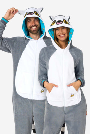 Ein Mann und eine Frau tragen einen grau-weißen Lemur-Onesie für Erwachsene mit verspielten Kapuzendetails und kuschelig weichem Material, perfekt zum Faulenzen oder für Kostümveranstaltungen. Mit schwarzem und weißem Schwanz. Die Kapuze ist auf dem Kopf.
