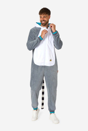 Ein Mann trägt einen grau-weißen Lemur-Onesie für Erwachsene mit verspielten Kapuzendetails und kuscheligem, weichem Material – perfekt zum Entspannen oder für Kostümveranstaltungen. Inklusive schwarz-weißem Schwanz. Ganzkörperbild mit heruntergelassener Kapuze und sichtbarem Schwanz.