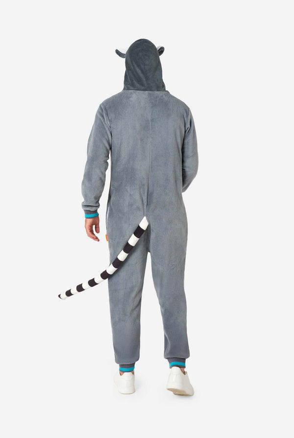 Ein Mann trägt einen grau-weißen Lemur-Onesie für Erwachsene mit verspielten Kapuzendetails und kuscheligem, weichem Material – perfekt zum Entspannen oder für Kostümveranstaltungen. Inklusive schwarz-weißem Schwanz. Ganzkörperbild zeigt die Rückseite des Onesies.