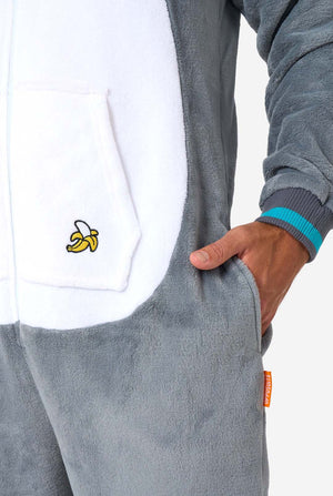 Ein Mann trägt einen grau-weißen Lemuren-Onesie für Erwachsene mit verspielten Kapuzendetails und kuscheligem, weichem Material, perfekt zum Entspannen oder für Kostümveranstaltungen. Inklusive schwarz-weißem Schwanz. Nahaufnahme der Tasche.
