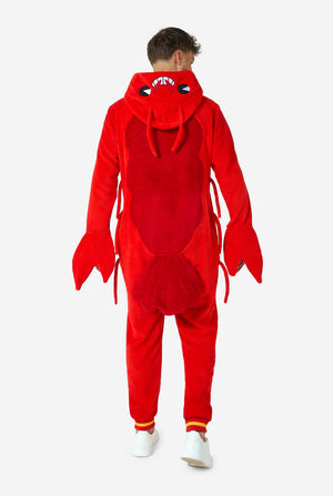 Ein Mann trägt einen leuchtend roten Onesie mit Hummermotiv für Erwachsene mit verspielten Kapuzendetails und kuscheligem, weichem Material, perfekt zum Entspannen oder für Kostümveranstaltungen. Mit aufgenähten Handschuhen als Krallen. Die Rückansicht zeigt Schwanz und Kapuze auf seinem Rücken.