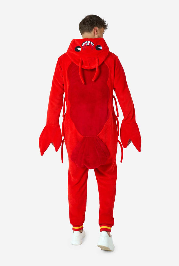 Ein Mann trägt einen leuchtend roten Onesie mit Hummermotiv für Erwachsene mit verspielten Kapuzendetails und kuscheligem, weichem Material, perfekt zum Entspannen oder für Kostümveranstaltungen. Mit aufgenähten Handschuhen als Krallen. Die Rückansicht zeigt Schwanz und Kapuze auf seinem Rücken.