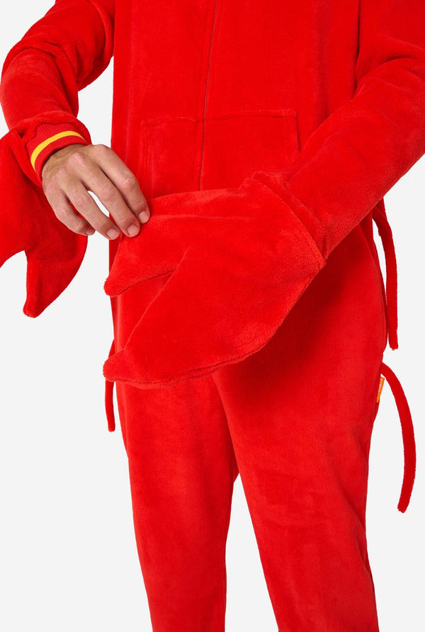 Ein Mann trägt einen leuchtend roten Onesie für Erwachsene mit Hummermotiv, verspielten Kapuzendetails und kuscheligem, weichem Material, perfekt zum Entspannen oder für Kostümveranstaltungen. Inklusive aufgenähter Handschuhe als Krallen. Nahaufnahme der Handschuhe.