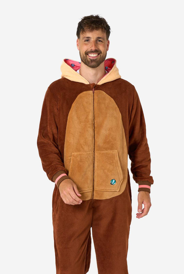 Ein lächelnder Mann trägt einen braunen Erwachsenen-Onesie in Otter-Optik. Der Onesie hat eine Kapuze mit Ohren, ein süßes Gesicht und verspielte Otter-Details – perfekt zum gemütlichen Faulenzen oder für Kostümpartys. Die Kapuze sitzt auf seinem Rücken.