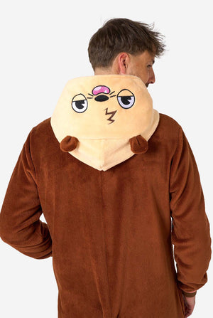 Ein lächelnder Mann trägt einen braunen Erwachsenen-Onesie in Otter-Optik. Der Onesie hat eine Kapuze mit Ohren, ein süßes Gesicht und verspielte Otter-Details – perfekt zum gemütlichen Entspannen oder für Kostümpartys. Nahaufnahme des Oberkörpers, Ansicht von hinten.