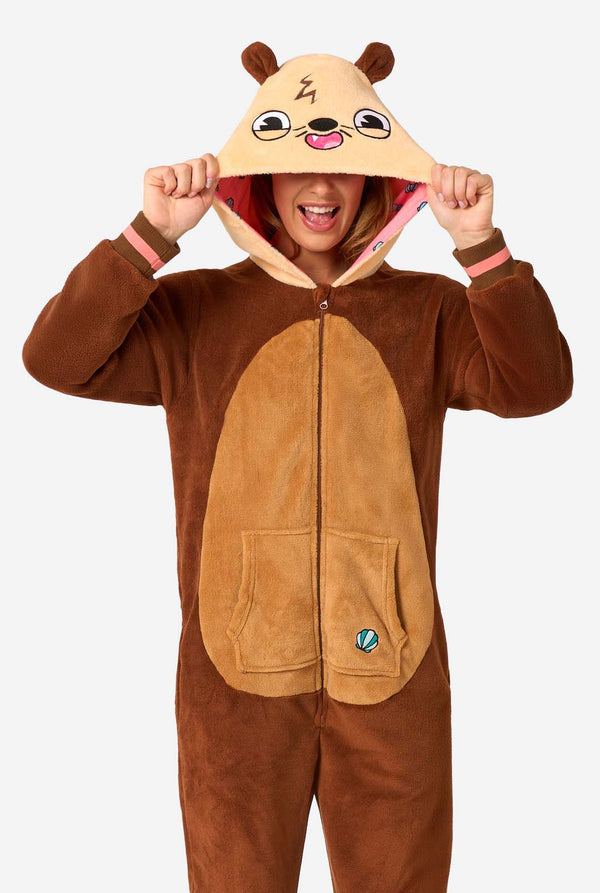 Eine lächelnde Frau trägt einen braunen Erwachsenen-Overall, der als Otter gestaltet ist. Der Onesie verfügt über eine Kapuze mit Ohren, ein niedliches Gesicht und verspielte Otter-Details, perfekt zum gemütlichen Entspannen oder für Kostümpartys.