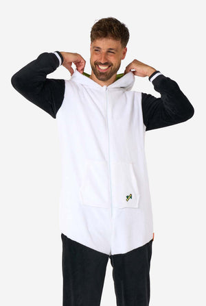 Ein lächelnder Mann trägt einen Panda-Onesie für Erwachsene. Dieser kuschelige Onesie ist in den Farben Schwarz und Weiß gehalten und hat eine verspielte Kapuze mit Pandaohren und einem süßen Gesicht. Perfekt zum Entspannen oder für lustige Kostümanlässe. Die Kapuze liegt flach auf dem Rücken.