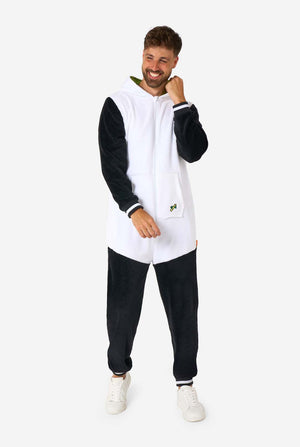 Ein lächelnder Mann trägt einen Panda-Onesie für Erwachsene. Dieser kuschelige Onesie ist in den Farben Schwarz und Weiß gehalten und hat eine verspielte Kapuze mit Pandaohren und einem süßen Gesicht. Perfekt zum Entspannen oder für lustige Kostümanlässe. Ganzkörperfoto mit Kapuze auf dem Rücken.