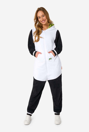 Eine Frau trägt einen Panda-motivierten Erwachsenen-Overall. Dieser gemütliche Onesie zeigt die typischen schwarz-weißen Pandafarben und eine verspielte Kapuze mit Panda-Ohren und einem niedlichen Gesicht. Perfekt zum Entspannen oder für lustige Kostüm-Anlässe.