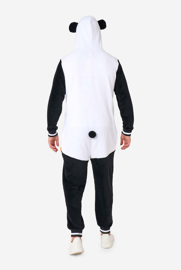 Ein Mann trägt einen Panda-Onesie für Erwachsene. Dieser kuschelige Onesie ist in den Farben Schwarz und Weiß gehalten und hat eine verspielte Kapuze mit Panda-Ohren und einem süßen Gesicht. Perfekt zum Entspannen oder für lustige Kostümanlässe. Ansicht von hinten.