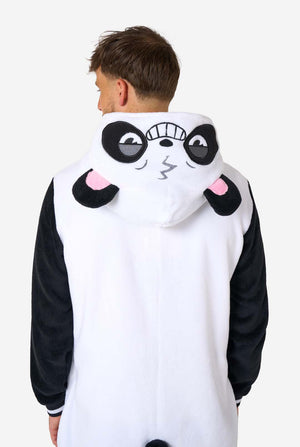 Ein lächelnder Mann trägt einen Panda-Onesie für Erwachsene. Dieser kuschelige Onesie ist in den Farben Schwarz und Weiß gehalten und hat eine verspielte Kapuze mit Pandaohren und einem süßen Gesicht. Perfekt zum Entspannen oder für lustige Kostümanlässe. Ansicht von hinten mit Kapuze auf dem Rücken.
