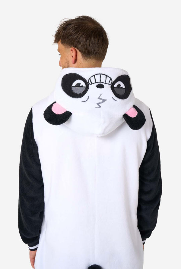 Ein lächelnder Mann trägt einen Panda-Onesie für Erwachsene. Dieser kuschelige Onesie ist in den Farben Schwarz und Weiß gehalten und hat eine verspielte Kapuze mit Pandaohren und einem süßen Gesicht. Perfekt zum Entspannen oder für lustige Kostümanlässe. Ansicht von hinten mit Kapuze auf dem Rücken.